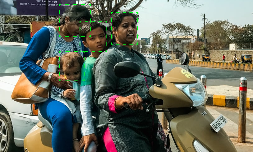 Personas en motocicleta sin casco